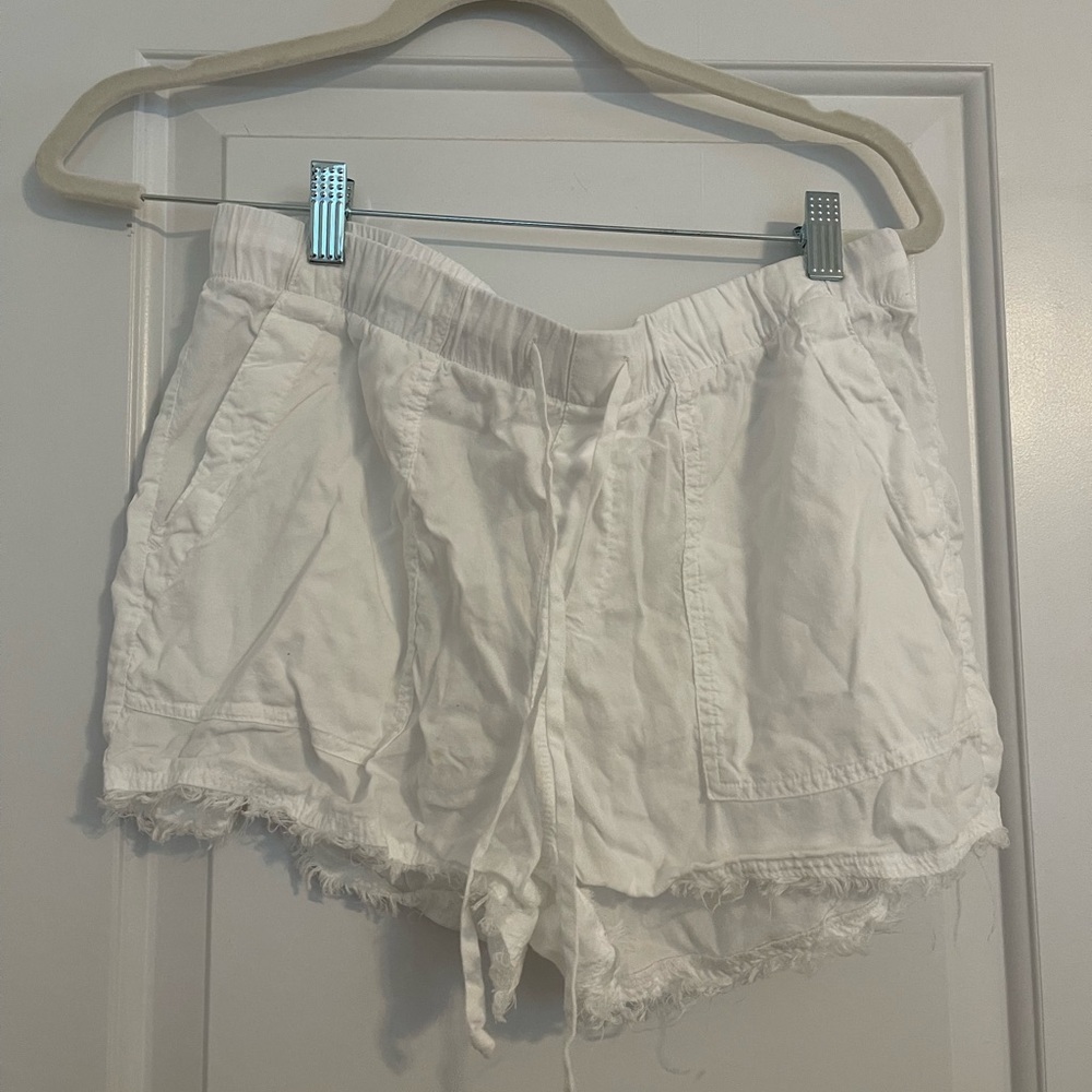 Bella Dahl White Frayed Hem Cargo Shorts
